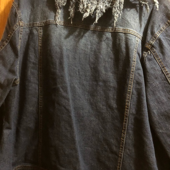 Unique fringed collar denim jacket - Picture 4 of 5